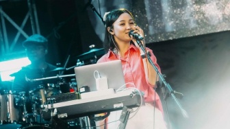 Mahasiswi UNY Gandeng Gitaris Jikustik Ciptakan 'Balada Rasa': Debut yang Menusuk Kalbu