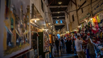 Pengunjung berjalan di area pakaian di Souq Waqif, Doha, Qatar, Rabu (5/11/2025). [ANTARA FOTO/Bayu Pratama S/rwa]
