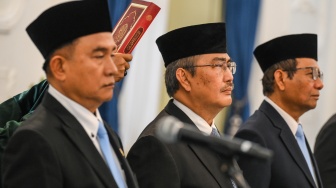 Mantan Ketua Mahkamah Konstitusi Jimly Asshiddiqie (tengah) bersama mantan Menko Polhukam Mahfud MD (kiri) dan Menko Kumham Imipas Yusril Ihza Mahendra mengikuti pelantikan anggota Komisi Percepatan Reformasi Polri di Istana Merdeka, Jakarta, Jumat (7/11/2025). [ANTARA FOTO/Hafidz Mubarak A/YU]