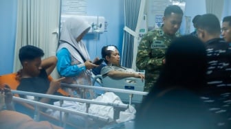 Petugas medis memberikan penanganan kepada korban luka akibat ledakan di SMAN 72 Kelapa Gading di ruang Instalasi Gawat Darurat (IGD) Rumah Sakit Islam Cempaka Putih, Jakarta, Jumat (7/11/2025). [Suara.com/Alfian Winanto]