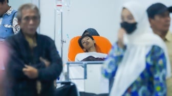 Petugas medis memberikan penanganan kepada korban luka akibat ledakan di SMAN 72 Kelapa Gading di ruang Instalasi Gawat Darurat (IGD) Rumah Sakit Islam Cempaka Putih, Jakarta, Jumat (7/11/2025). [Suara.com/Alfian Winanto]