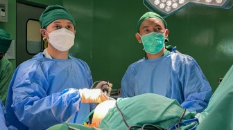 Nyeri Lutut Kronis? Dokter di Jogja Ungkap Rahasia UKA: Pertahankan yang Baik, Ganti yang Rusak
