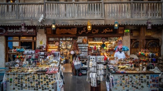 Pedagang menjajakan suvenir di Souq Waqif, Doha, Qatar, Rabu (5/11/2025). [ANTARA FOTO/Bayu Pratama S/rwa]