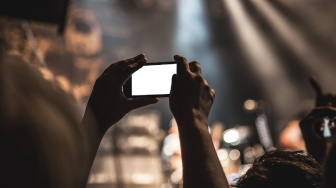 Bahagia demi Like: Drama Sunyi Remaja di Balik Layar Ponsel