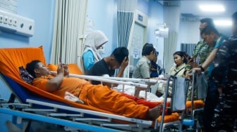 Petugas medis memberikan penanganan kepada korban luka akibat ledakan di SMAN 72 Kelapa Gading di ruang Instalasi Gawat Darurat (IGD) Rumah Sakit Islam Cempaka Putih, Jakarta, Jumat (7/11/2025). [Suara.com/Alfian Winanto]