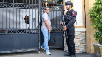 Suasana di depan gerbang sekolah pasca ledakan di SMAN 72, Jakarta, Jumat (7/11/2025). [Suara.com/Alfian Winanto]
