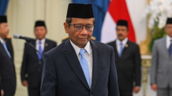 Mantan Menko Polhukam Mahfud MD dilantik menjadi anggota Komisi Percepatan Reformasi Polri di Istana Merdeka, Jakarta, Jumat (7/11/2025). [ANTARA FOTO/Hafidz Mubarak A/YU]