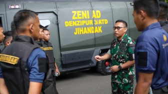 Suasana pasca ledakan di SMAN 72, Jakarta, Jumat (7/11/2025). [Suara.com/Alfian Winanto]
