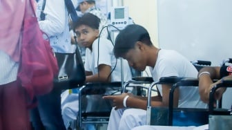 Petugas medis memberikan penanganan kepada korban luka akibat ledakan di SMAN 72 Kelapa Gading di ruang Instalasi Gawat Darurat (IGD) Rumah Sakit Islam Cempaka Putih, Jakarta, Jumat (7/11/2025). [Suara.com/Alfian Winanto]