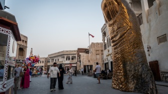 Pengunjung berjalan di Souq Waqif, Doha, Qatar, Rabu (5/11/2025). [ANTARA FOTO/Bayu Pratama S/rwa]
