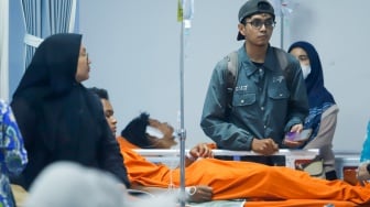 Petugas medis memberikan penanganan kepada korban luka akibat ledakan di SMAN 72 Kelapa Gading di ruang Instalasi Gawat Darurat (IGD) Rumah Sakit Islam Cempaka Putih, Jakarta, Jumat (7/11/2025). [Suara.com/Alfian Winanto]