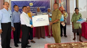 BRI Purwodadi Salurkan Zakat Bantu Korban Banjir Grobogan di Desa Cingkrong