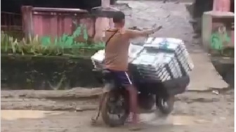 Pahlawan Ojek Makanan Bergizi Gratis: Demi Siswa SD, Paket Dibawa Lewat Jalan yang Rusak Ekstrem