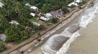 Foto udara kondisi badan jalan yang amblas tergerus abrasi pantai di Desa Lhok Puuk, Seunudon, Aceh Utara, Aceh, Sabtu (8/11/2025). [ANTARA FOTO/Syifa Yulinnas/rwa] 