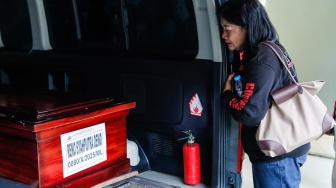 Keluarga menangis saat melihat peti jenazah Reno Syahputra di dalam mobil jenazah di RS Polri, Kramat Jati, Jakarta, Sabtu (8/11/2025). [ANTARA FOTO/Asprilla Dwi Adha/rwa]