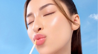 4 Lip Serum SPF 50 untuk Kegiatan Outdoor, Cegah Bibir Gelap dan Kering!