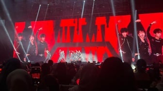 The Boyz Sukses Panaskan Jakarta, Member Turun Panggung Blusukan Sampai Panjat Tribune Penonton