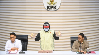 Direktur Penyidikan (Dirdik) KPK Asep Guntur Rahayu (kiri) didampingi Juru Bicara KPK Budi Prasetyo (kanan) menunjukan barang bukti hasil Operasi Tangkap Tangan (OTT) yang melibatkan Bupati Ponorogo Sugiri Sancoko di gedung Merah Putih KPK, Jakarta, Minggu (9/11/2025). [ANTARA FOTO/Muhammad Adimaja/sgd]
