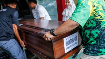 Petugas memasukkan peti jenazah Muhammad Farhan Hamid ke dalam mobil jenazah di RS Polri, Kramat Jati, Jakarta, Sabtu (8/11/2025). [ANTARA FOTO/Asprilla Dwi Adha/rwa] 