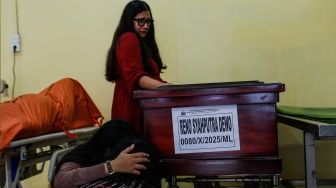 Keluarga menangis di samping peti jenazah Reno Syahputra di RS Polri, Kramat Jati, Jakarta, Sabtu (8/11/2025). [ANTARA FOTO/Asprilla Dwi Adha/rwa]
