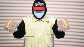 Petugas KPK menunjukan barang bukti hasil Operasi Tangkap Tangan (OTT) yang melibatkan Bupati Ponorogo Sugiri Sancoko di gedung Merah Putih KPK, Jakarta, Minggu (9/11/2025). [ANTARA FOTO/Muhammad Adimaja/sgd]
