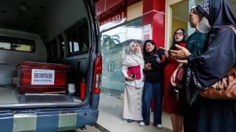 Tangis Keluarga Iringi Pemulangan Dua Jenazah Korban Kerusuhan di Kwitang