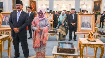 Anak Jenderal Besar TNI Soeharto, Siti Hardijanti Rukmana (kedua kiri) dan Bambang Trihatmodjo (kiri) menghadiri upacara penganugerahan gelar pahlawan nasional di Istana Negara, Jakarta, Senin (10/11/2025). [ANTARA FOTO/Hafidz Mubarak A/nz]