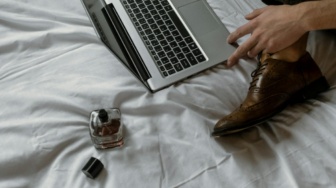 5 Parfum Lokal Pria dengan Aroma Woody Terbaik, Cocok Dipakai untuk Acara Malam Hari