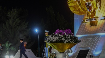 Presiden Prabowo Subianto berjalan usai meletakan karangan bunga dalam Upacara Ziarah Nasional dan Renungan Suci Hari Pahlawan 2025 di Taman Makam Pahlawan Nasional Utama Kalibata, Jakarta, Minggu (9/11/2025). [ANTARA FOTO/Galih Pradipta/sgd]