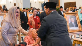 Presiden Prabowo Subianto menyalami Istri almarhum K.H. Abdurrahman Wahid, Sinta Nuriyah (kedua kiri) dan anaknya Yenny Wahid (kiri) saat penganugerahan gelar pahlawan nasional di Istana Negara, Jakarta, Senin (10/11/2025). [ANTARA FOTO/Hafidz Mubarak A/nz]