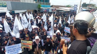 Tuntut Pesangon dan THR Cair, Ribuan Buruh Eks PT Sritex Demo