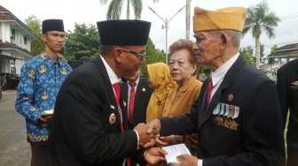 Hormati Jasa Pahlawan, Belitung Salurkan Bansos Rp2,5 Juta untuk Veteran dan Janda Veteran