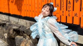 Cerita Etenia Croft Kejar Bunga Sakura Mekar di Jepang Saat Syuting Video Klip Single Baru