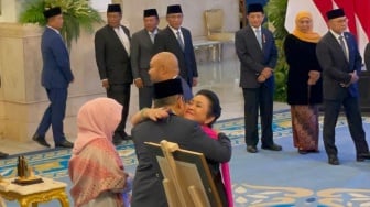 Peluk Hangat Anak-anak Soeharto di Istana Usai Terima Gelar Pahlawan Nasional, Titiek Tersenyum