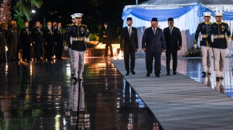 Presiden Prabowo Subianto (tengah) didampingi Wakil Presiden Gibran Rakabuming Raka (kiri) dan Menteri Sosial Saifullah Yusuf (kanan) memimpin Upacara Ziarah Nasional dan Renungan Suci Hari Pahlawan 2025 di Taman Makam Pahlawan Nasional Utama Kalibata, Jakarta, Minggu (9/11/2025). [ANTARA FOTO/Galih Pradipta/sgd]