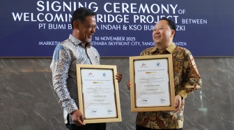 CEO Asthara Skyfront City Supardi Ang (kanan) berbincang dengan Direktur PT Bukaka Teknik Utama Didin Saepudin (kiri) usai penandatanganan nota kesepahaman antara PT Bumi Bandara Indah dan Bukaka Rizki KSO di Tangerang, Banten, Senin (10/11/2025). [Handout]