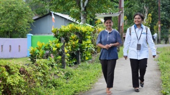 Ibu-Ibu Mekaar, Pahlawan Ekonomi Keluarga Indonesia: Tak Berjubah, Namun Berjuang