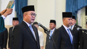 Arif Satria (kiri) dan Amarulla Octavian (kanan) mengucapkan sumpah saat dilantik menjadi Kepala dan Wakil Kepala Badan Riset dan Inovasi Nasional (BRIN) oleh Presiden Prabowo Subianto di Istana Negara, Jakarta, Senin (10/11/2025). [ANTARA FOTO/Hafidz Mubarak A/bar] 