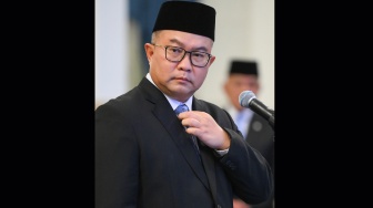 Arif Satria bersiap dilantik menjadi Kepala Badan Riset dan Inovasi Nasional (BRIN) oleh Presiden Prabowo Subianto di Istana Negara, Jakarta, Senin (10/11/2025). [ANTARA FOTO/Hafidz Mubarak A/bar]
