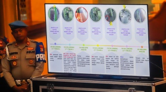 Kronologi detik-detik terjadinya ledakan dari CCTV ditampilkan saat rilis Penanganan Kasus Ledakan di SMA Negeri 72 Jakarta di Polda Metro Jaya, Jakarta, Selasa (11/11/2025). [Suara.com/Alfian Winanto]