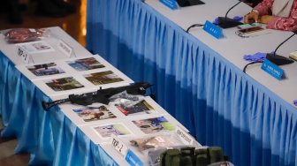 Barang bukti ditampilkan saat rilis Penanganan Kasus Ledakan di SMA Negeri 72 Jakarta di Polda Metro Jaya, Jakarta, Selasa (11/11/2025). [Suara.com/Alfian Winanto]