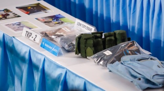 Barang bukti ditampilkan saat rilis Penanganan Kasus Ledakan di SMA Negeri 72 Jakarta di Polda Metro Jaya, Jakarta, Selasa (11/11/2025). [Suara.com/Alfian Winanto]