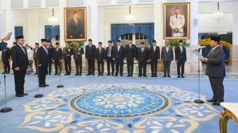 Presiden Prabowo Subianto (kanan) melantik Arif Satria (kiri) dan Amarulla Octavian (kedua kiri) menjadi Kepala dan Wakil Kepala Badan Riset dan Inovasi Nasional (BRIN) di Istana Negara, Jakarta, Senin (10/11/2025). [ANTARA FOTO/Hafidz Mubarak A/bar]