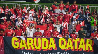 Sejumlah suporter hadir memberikan dukungan untuk Timnas Indonesia U-17 yang bertanding melawan Timnas Honduras U-17 pada laga Grup H Piala Dunia U17 2025 di Lapangan 2 Aspire Zone, Doha, Qatar, Senin (10/11/2025). [ANTARA FOTO/Bayu Pratama S/app/YU]