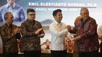 Wakil Gubernur Jawa Timur Emil Elestiyanto Dardak (kedua kanan) menerima cenderamata dari Presiden Direktur Lion Air Daniel Putu Kuncoro Adi (kanan) didampingi Direktur PT Surya Dhoho Investama Maksin Arisandi (kiri) dan Bupati Kediri Hanindhito Himawan Pramana (kedua kiri) saat upacara penerbangan perdana di Bandara Dhoho Kediri, Jawa Timur, Senin (10/11/2025). [ANTARA FOTO/Prasetia Fauzani/bar]