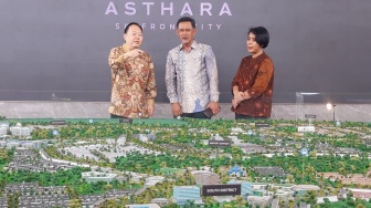 CEO Asthara Skyfront City Supardi Ang (kiri) bersama Direktur PT Bukaka Teknik Utama Didin Saepudin (tengah) dan Perwakilan Manajemen Konstruksi Tri Wildarti (kanan) berdiskusi usai penandatanganan nota kesepahaman antara PT Bumi Bandara Indah dan Bukaka Rizki KSO di Tangerang, Banten, Senin (10/11/2025). [Handout]
