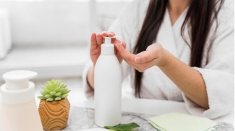 Body Lotion Apa yang Cocok untuk Usia 50 Tahun? Ini 5 Rekomendasinya yang Melembapkan