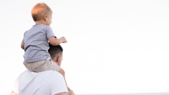 Tugas di Hari Ayah: Ajari Anak Lelaki bahwa Maskulinitas Tak Harus Keras