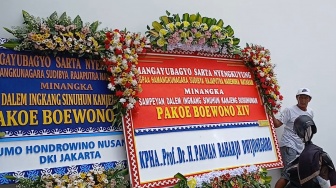 KGPAA Hamangkunegara Bakal Jadi PB XIV, Keraton Solo Dibanjiri Karangan Bunga