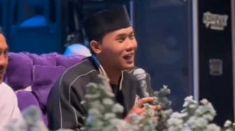 Ada Lalat Mengitari Kepala Gus Elham saat Minta Maaf, Netizen Ramai-Ramai Mengartikan